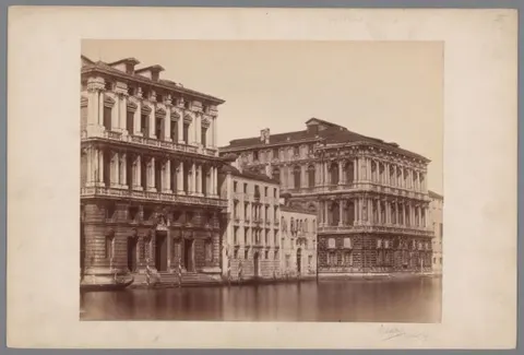 Exterieur van het Ca' Pesaro te Venetië, Italië