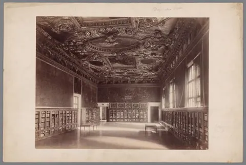 Interieur van een zaal van het Dogepaleis te Venetië, Italië